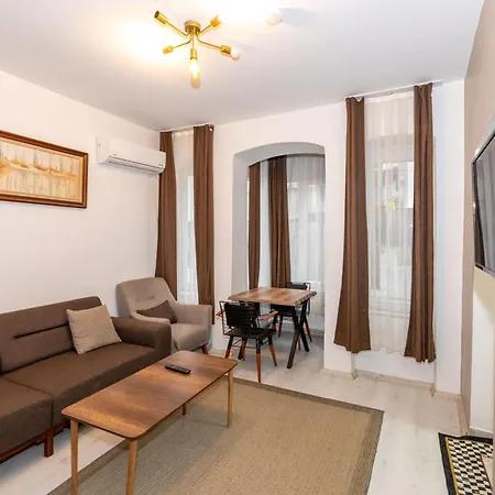 Rest At * Κωνσταντινούπολη